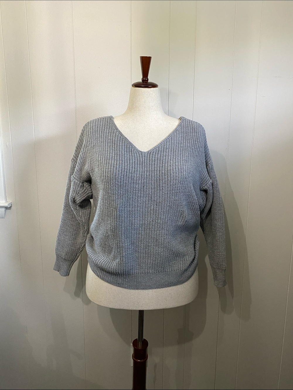 Boutique Blue Blush V-Neck Ribbed Sweater - Light Gray